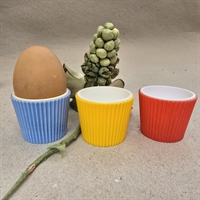 lyseblaat-roedt-gult-rillede-aeggebaegre-hvide-indeni-retro-aeggeholdere